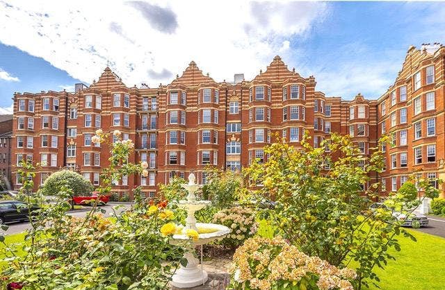 Large Double Room in Riverside Apartment Main Photo