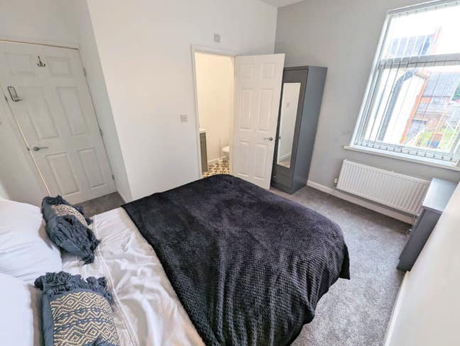 ** LARGE Modern Luxury En Suites -No Bills to Pay! Main Photo