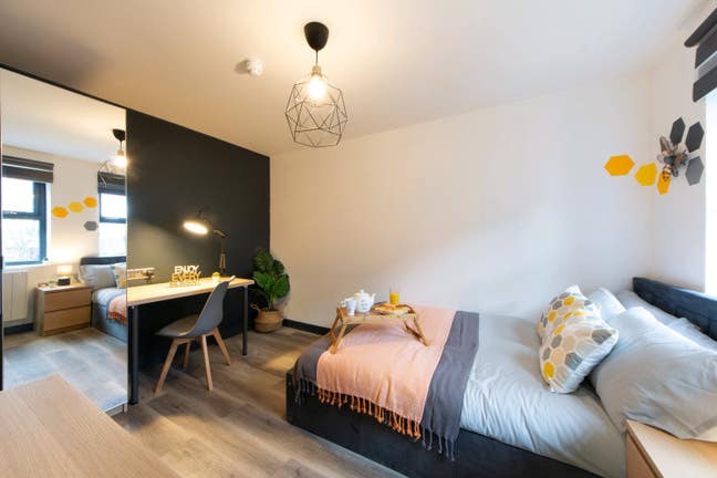 Stockport Train Station Ensuite Double Main Photo