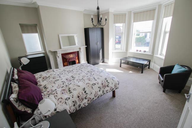 Huge room in lovely house share. Great location! Main Photo