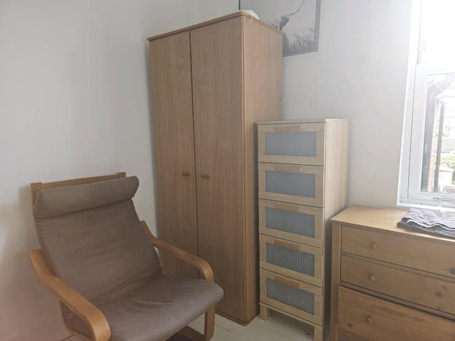 Lovely Double Bedroom in a friendly home Main Photo