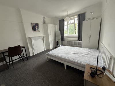 Large Double Room Main Photo