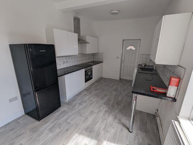 Single Bedroom located close to St Caths Hospital Main Photo