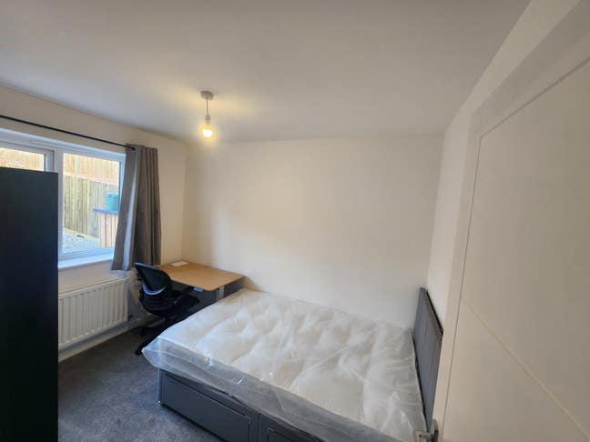 BRAND NEW furnished room Main Photo