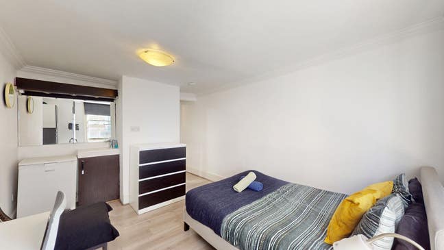 Beautiful 3- bed flat including all bills, WC2N Main Photo