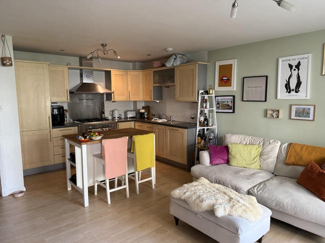 Double room with own bathroom in a garden flat Main Photo