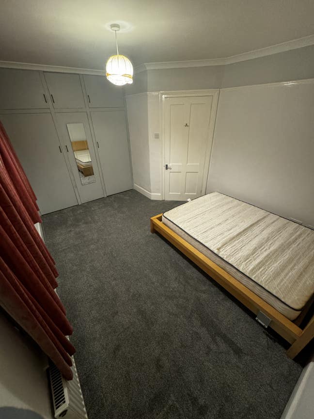 Large Double Room available with parking no permit Main Photo