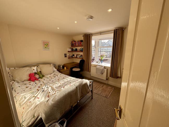 Double room, all girls house, bills inc.  Main Photo
