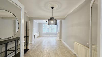  Luxurious3Bedrooms House with Huge Garden@E13 8LN Main Photo