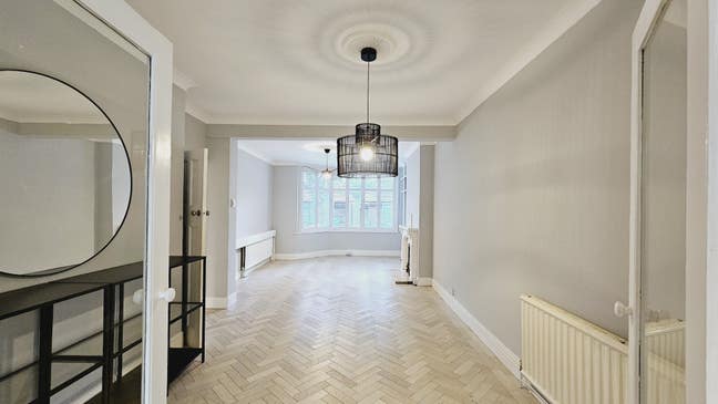  Luxurious3Bedrooms House with Huge Garden@E13 8LN Main Photo