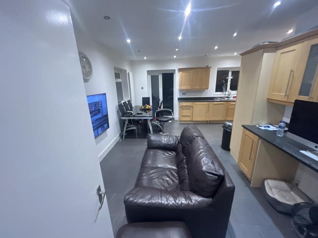 Newly decorated rooms, spacious/furnished ..  Main Photo