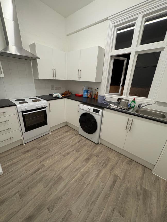 Rooms to rent in N17 Main Photo