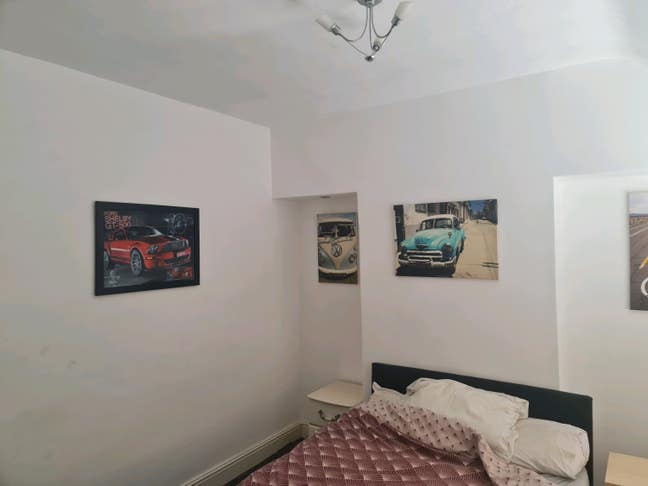 Large furnished room available in Chesterfield. Main Photo