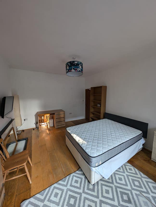 Large Double room in Friendly Female Flat  Main Photo