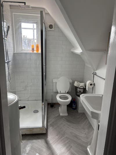 2 Bedroomed Attic Flat in central Guildford Main Photo