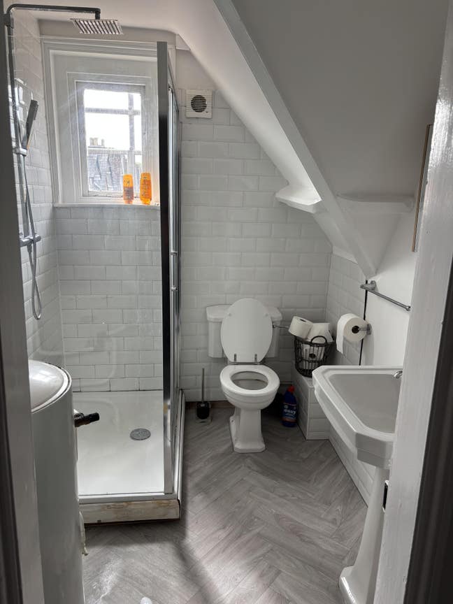 2 Bedroomed Attic Flat in central Guildford Main Photo