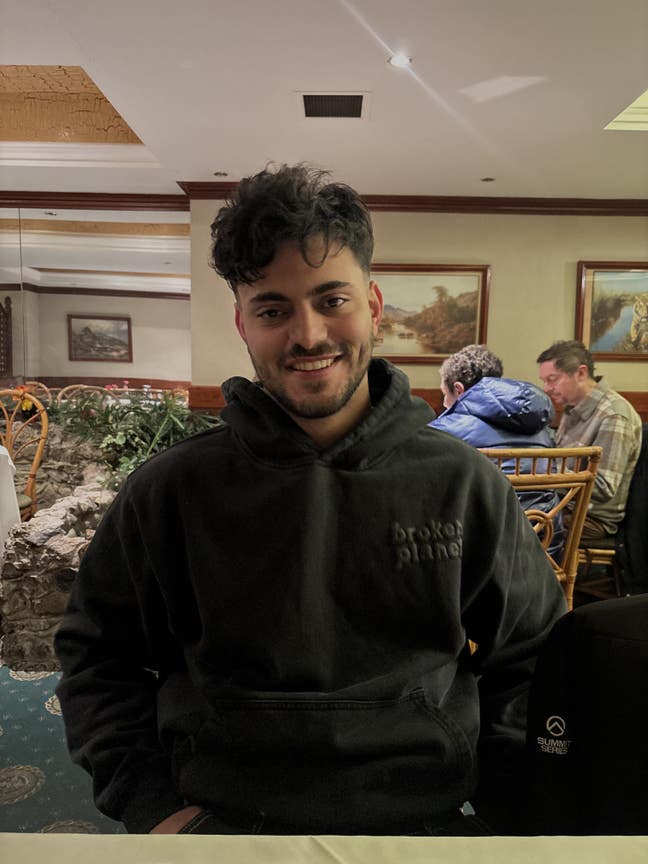 Hi there, I'm Mo. 24, gay, professional... Main Photo