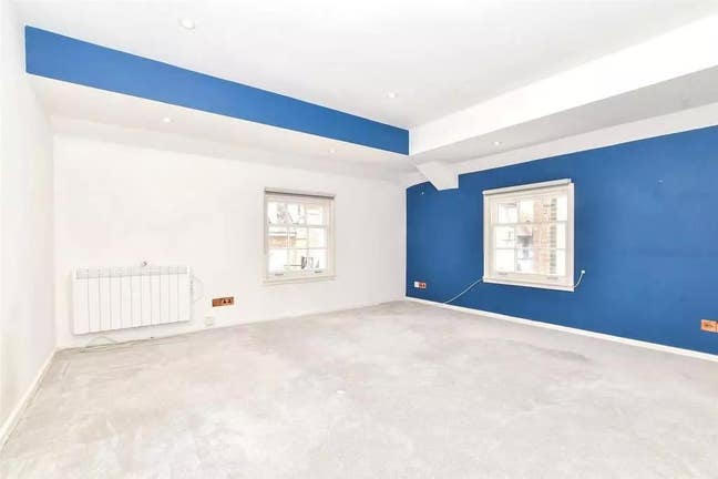 Leatherhead-High street flat, KT228AN Main Photo