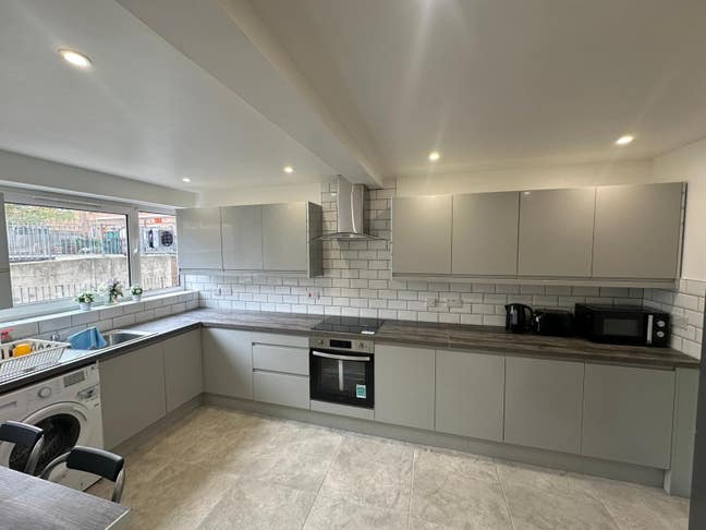 Zone 2 Double Room available in March -Mile End Main Photo