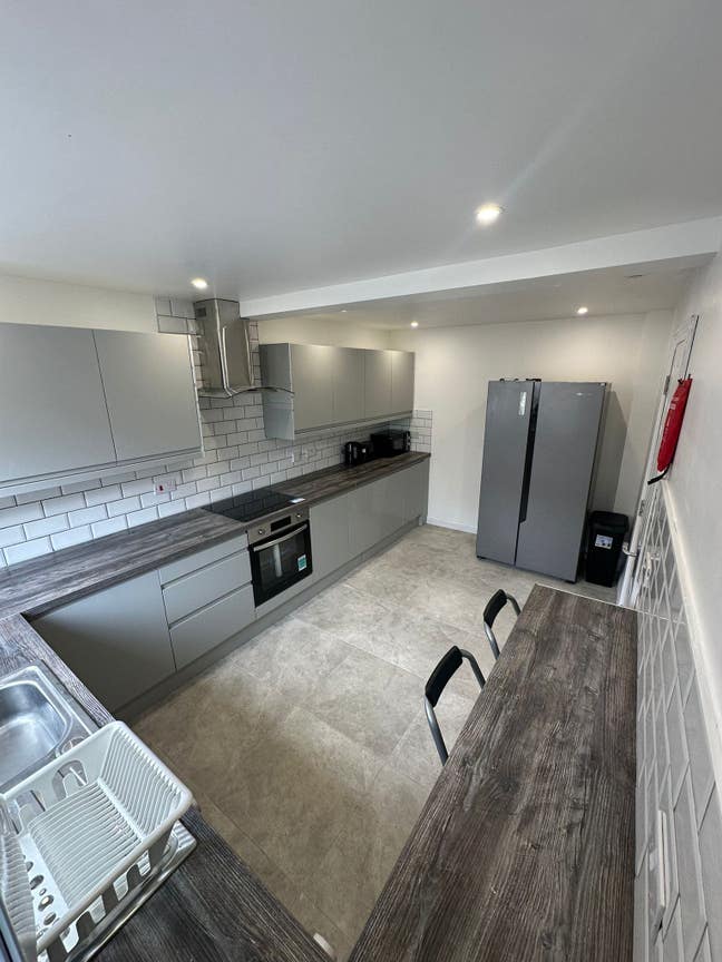 Zone 2 Double Room available in March -Mile End Main Photo