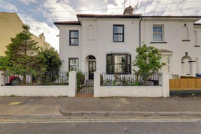 9 double rooms available - Bills included  Main Photo