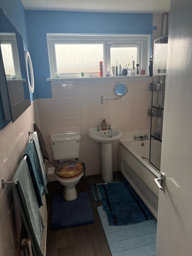 Large room , king size bed , shared Bungalow  Main Photo