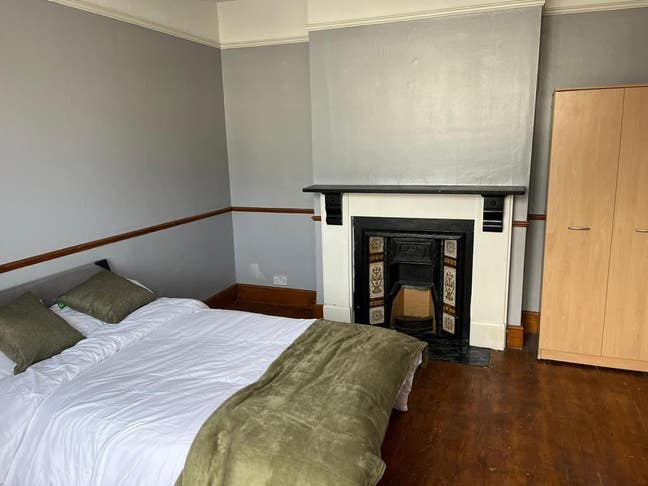 Amazing Room In Prime Location-Whyteleafe Main Photo