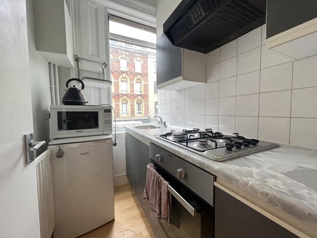  Bright 2 Double Bedroom Flat ( NO LOUNGE) Main Photo