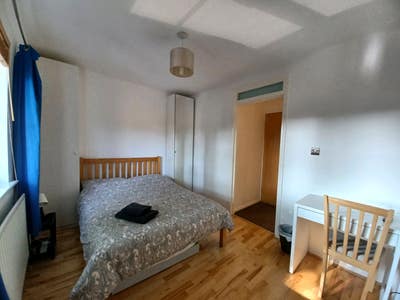 SHORT-TERM Double ensuite near Tube (Rm4) Main Photo