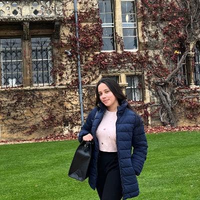 Professional Female seeks a single or double room Main Photo