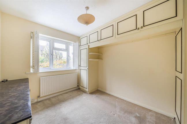 Small double bedroom + separate study cupboards Main Photo