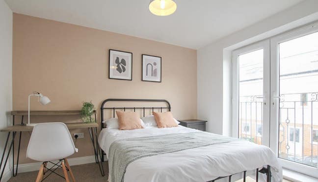 Spacious double bedroom with Juliet balcony Main Photo