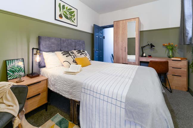 Close to Mediacity |  Bills inc |  Walk to Tram  Main Photo