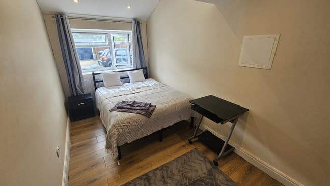 Springfield room -1 stop by bus to Chelmsford Town Main Photo