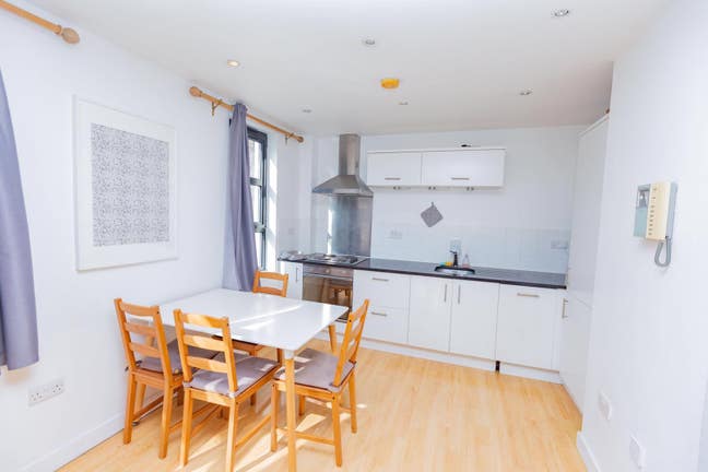 Single Room *3Bed Flat *Walk 2 minutes to Waterloo Main Photo