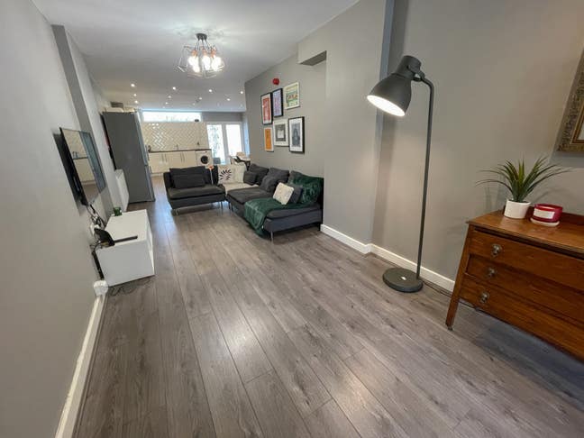 Pownall Square - Double Room - Central Location Main Photo