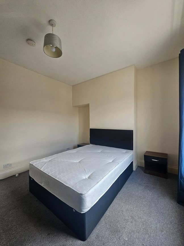 Spacious room, working professionals Main Photo
