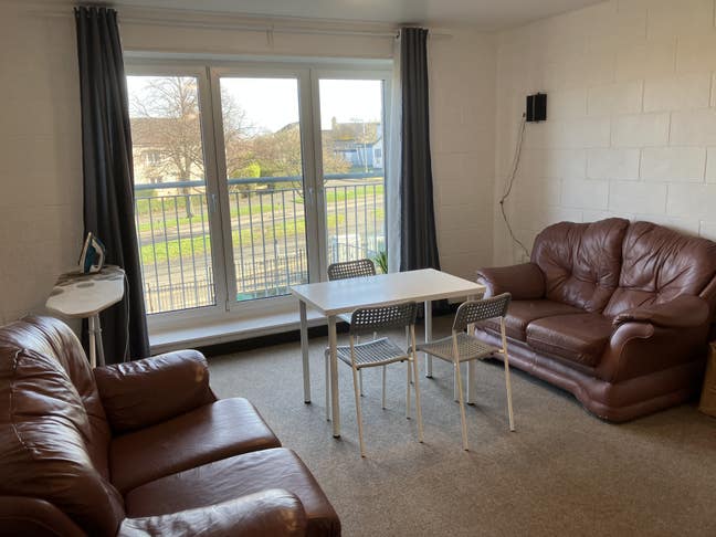 Young Professionals flatshare room available  Main Photo