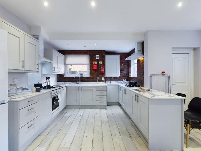 8 Bed House Share - Molyneux Rd *£400Cashback* Main Photo