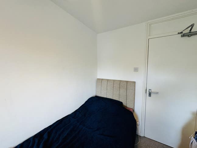 Double and Single Rooms on Stephen Close Main Photo