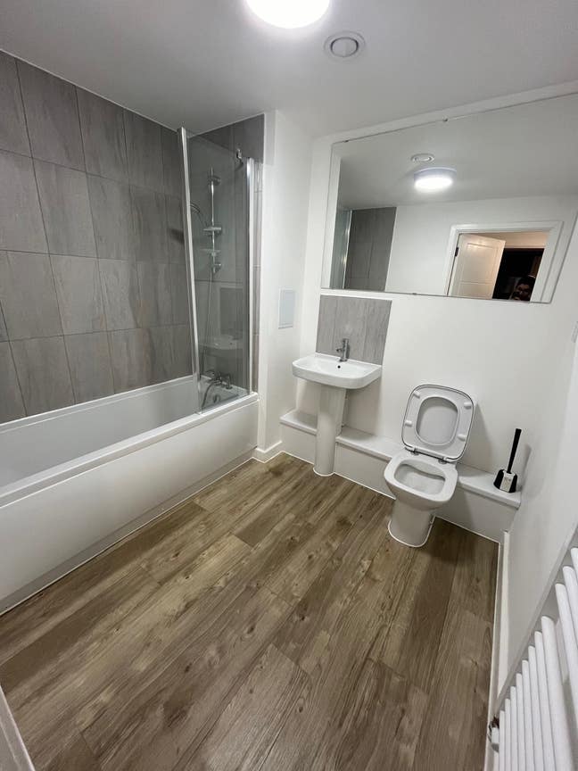 Double room + Private bathroom + walkable station Main Photo