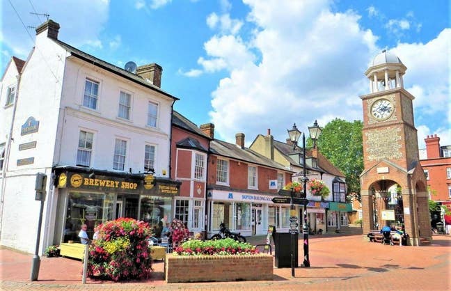 1 bedroom apartment-Town Centre  Main Photo
