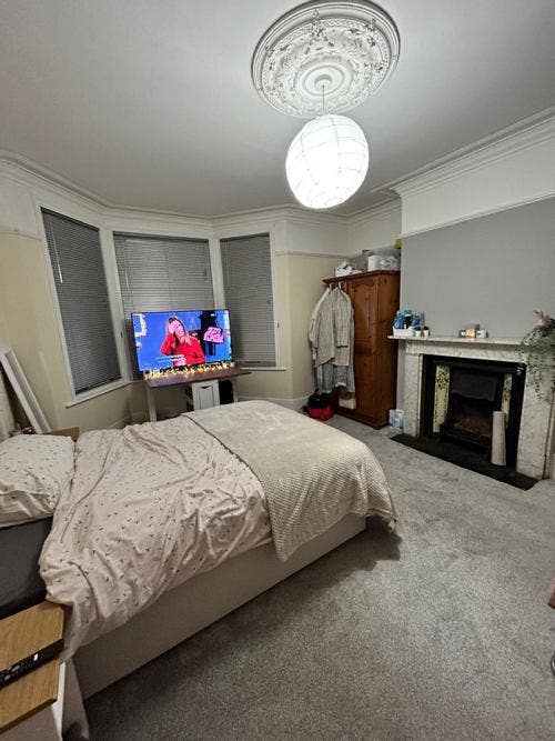 Large double bedroom in house share T/Wells centre Main Photo