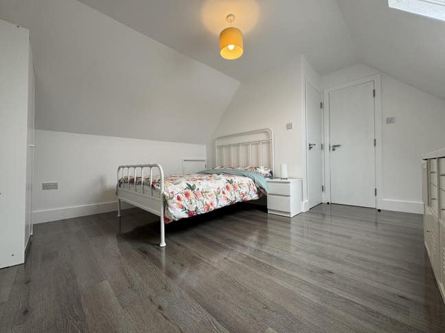 Bright Double En-Suite Attic Room in Friendly Home Main Photo