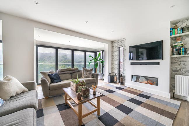Double bedroom with views overlooking Looe river  Main Photo