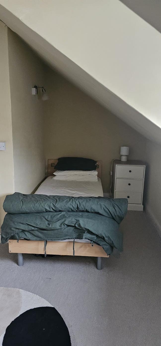 Large 2nd floor on-suite room Main Photo