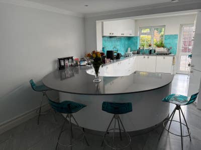 Room available in large 5 bedroom house Main Photo