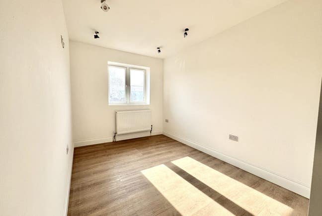 Studio in Wallcote Avenue, Brent Cross, London, NW Main Photo