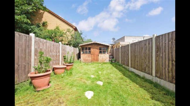 Must see 2 bed house with garden and driveway  rm8 Main Photo