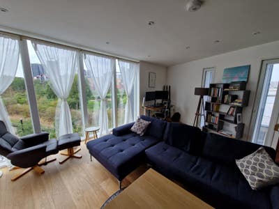 🏡 Rare Find! Spacious Ensuite Bedroom in SE10 Main Photo